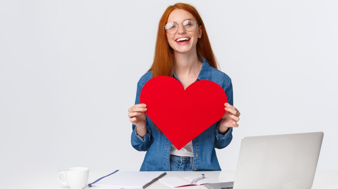 En kvinna håller upp ett hjärta