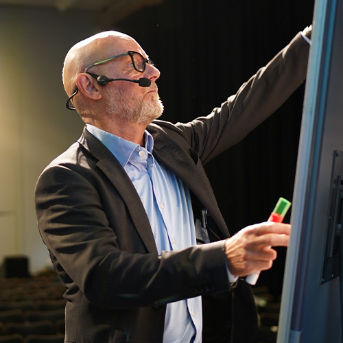Tomas skriver på en whiteboard